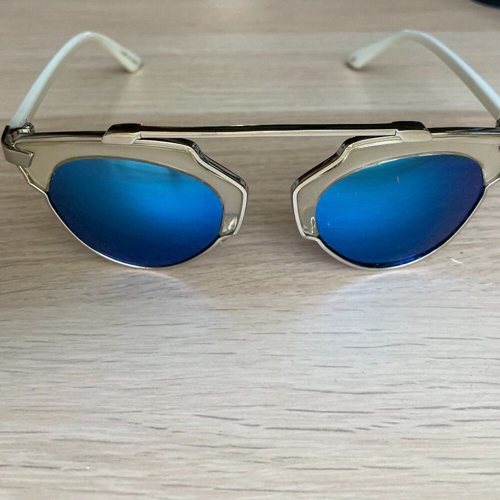 Sunglasses blue mirrored lenses